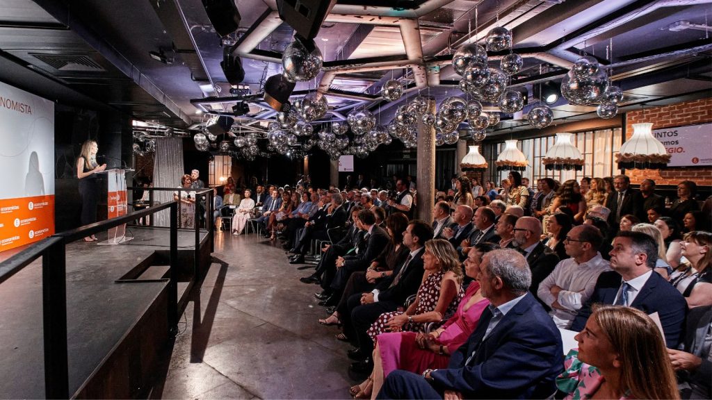 comunicación efectiva en eventos institucionales - presentadora en escena