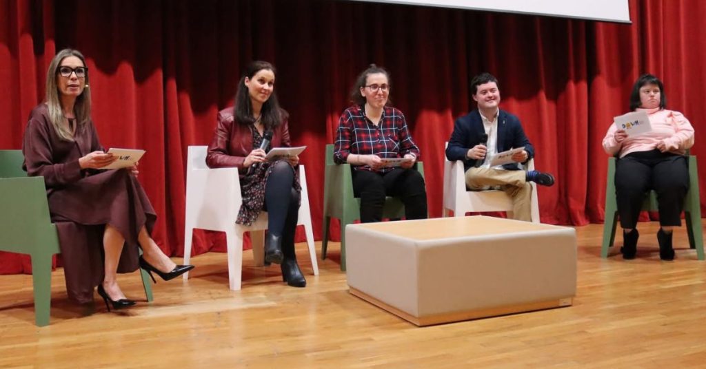 presentadora de eventos institucionales